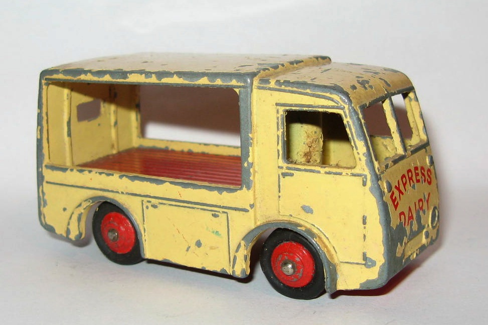490 EXPRESS DAIRY MILK FLOAT.jpg